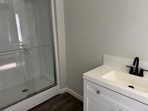 1915 W Sealy St in Alvin, TX - Building Photo - Building Photo