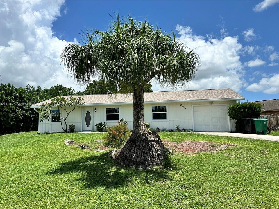 885 SW California Blvd in Port St. Lucie, FL - Building Photo