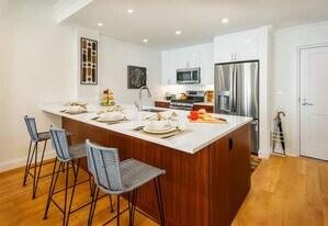 130 Gerry Rd, Unit 109 in Chestnut Hill, MA - Building Photo