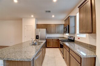 664 Anemone Ln in Henderson, NV - Building Photo - Building Photo
