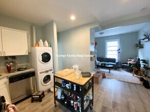 3 Oswald St, Unit 2 in Boston, MA - Foto de edificio - Building Photo