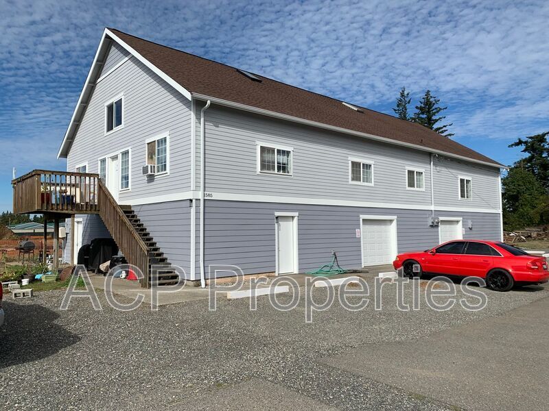 1585 E Badger Rd in Lynden, WA - Foto de edificio