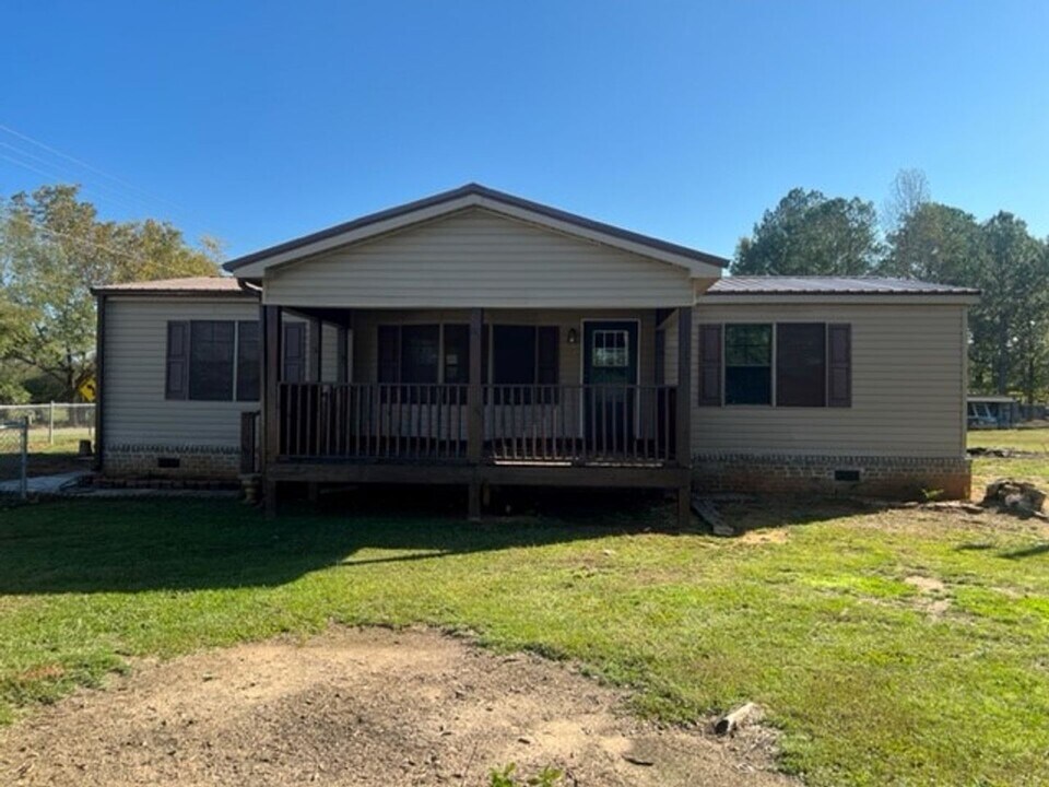 17 Choctaw Rd in Moundville, AL - Building Photo