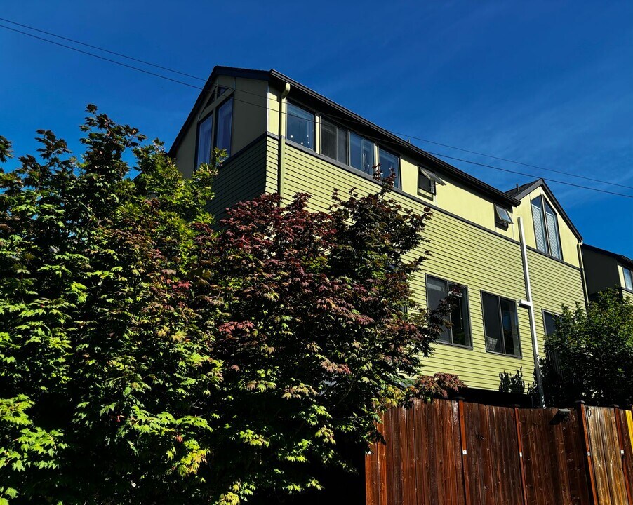 763 N 71st St in Seattle, WA - Building Photo