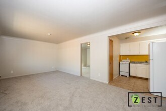 E Outer Drive Apartments in Detroit, MI - Building Photo - Interior Photo