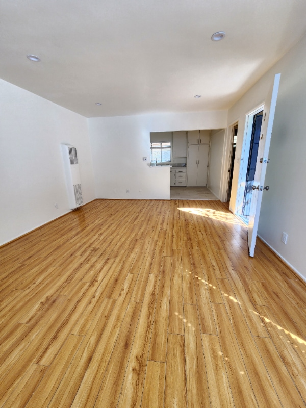 17620 Burbank Blvd in Los Angeles, CA - Building Photo - Building Photo