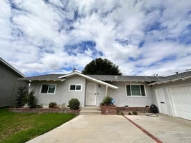 1211 S Oakhaven Dr in Anaheim, CA - Building Photo