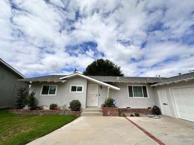 property at 1211 S Oakhaven Dr