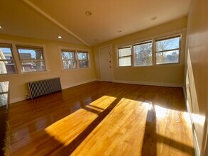 2572 Massachusetts Ave, Unit 2 in Cambridge, MA - Building Photo - Building Photo