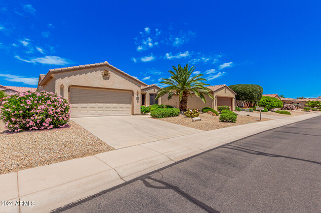 15448 W Moonlight Way in Surprise, AZ - Foto de edificio - Building Photo