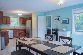 28 Parsons Ln in Falmouth, MA - Building Photo - Building Photo
