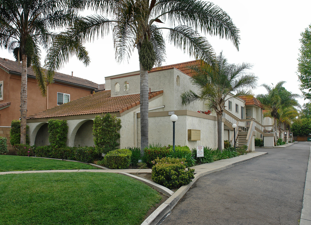 2565 Santa Ana Ave in Costa Mesa, CA - Foto de edificio