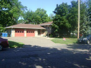 2233 5th Ave, NE, Unit 2, Upstairs in Anoka, MN - Foto de edificio - Building Photo