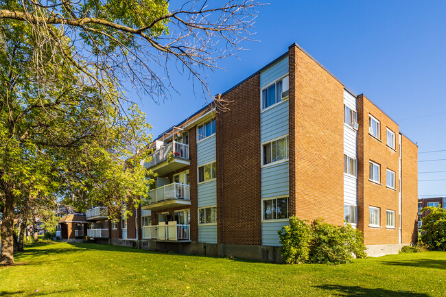 Spring Garden in Dollard-des-Ormeaux, QC - Building Photo - Building Photo