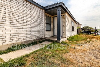 3612 Candlehill in San Antonio, TX - Building Photo - Building Photo