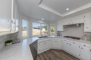 980 S Loyola Dr in Anaheim, CA - Building Photo