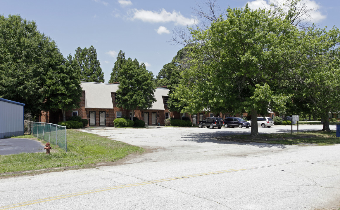 100 Cedar St Collegeview in Clinton, SC - Building Photo