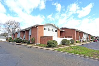 Christopher Crossing in Newport News, VA - Foto de edificio - Building Photo