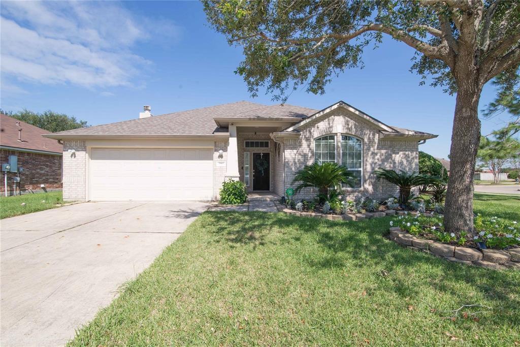 2002 Sandy Bank Ln in Pearland, TX - Building Photo