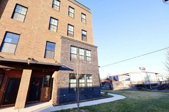 2445 Ownby Ln in Richmond, VA - Building Photo - Building Photo