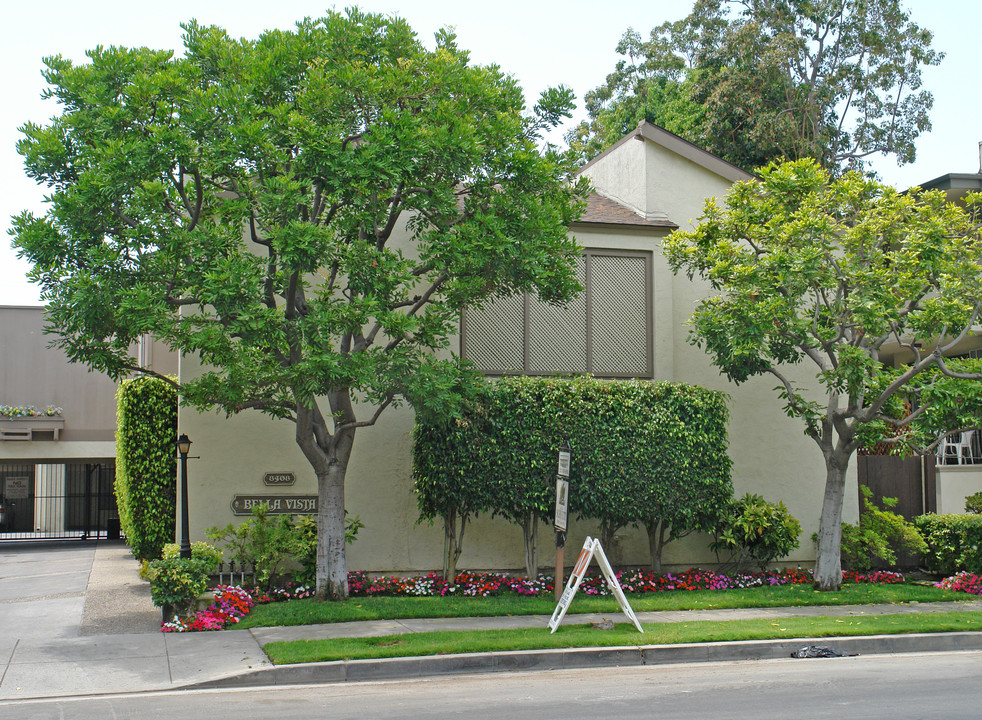 Bella Vista in Los Angeles, CA - Building Photo