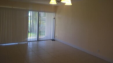 1484 Lake Crystal Dr in West Palm Beach, FL - Building Photo - Building Photo