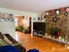 10 Nutmeg Ct in Edison, NJ - Building Photo - Building Photo