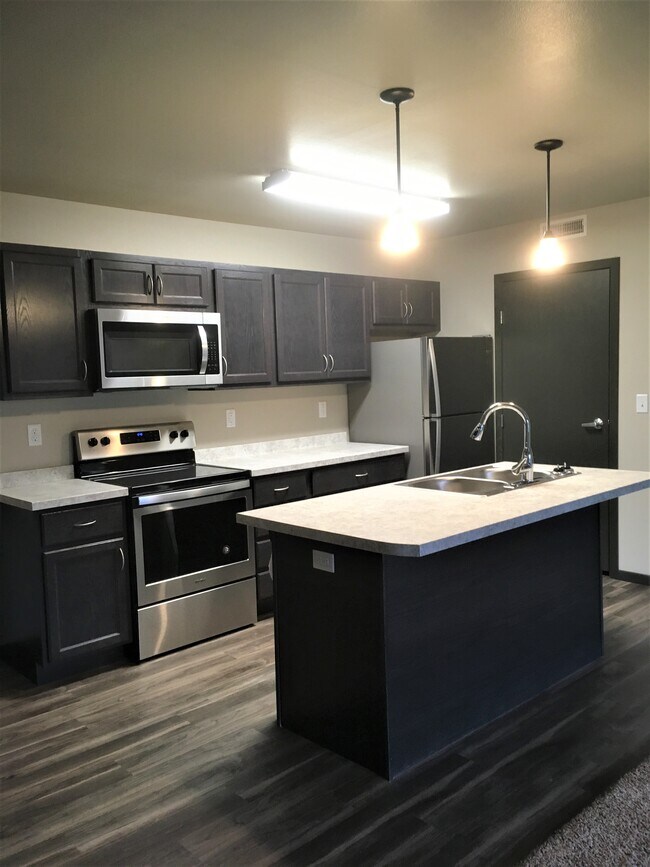 913 Main Ave Apartments and Nearby Moorhead Apartments For Rent