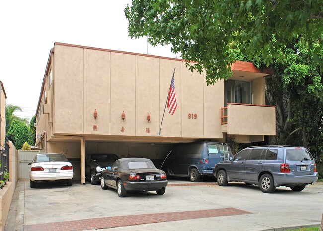 919 N Croft Ave in Los Angeles, CA - Building Photo - Building Photo