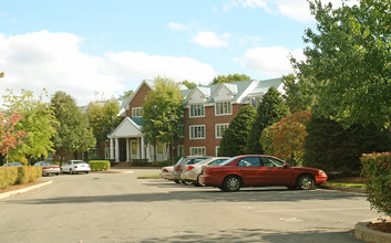 Georgian Manor in Bristol, CT - Foto de edificio - Building Photo