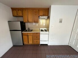 61 S Huntington Ave in Boston, MA - Building Photo