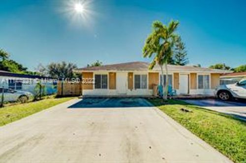 10450 SW 172nd St in Miami, FL - Building Photo