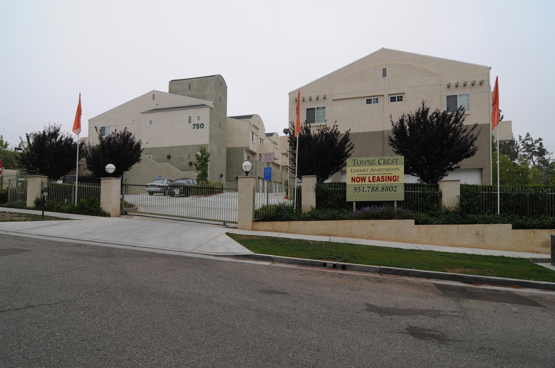 Towne Crest Apartments in Riverside, CA - Building Photo