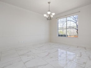 7730 Lakewood Dr in Austin, TX - Foto de edificio - Building Photo