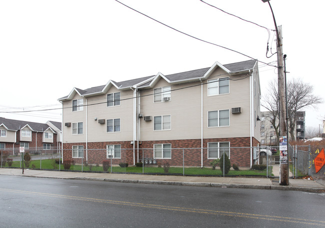 605 S Main St in Waterbury, CT - Building Photo - Building Photo