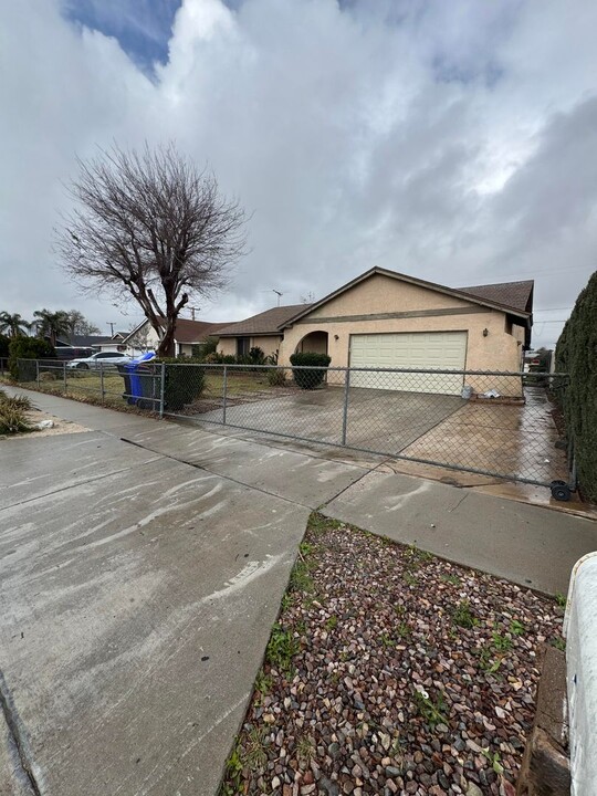 17424 Seville Ct in Fontana, CA - Foto de edificio