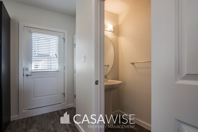 655-655 Watt Blvd SW in Edmonton, AB - Building Photo - Building Photo