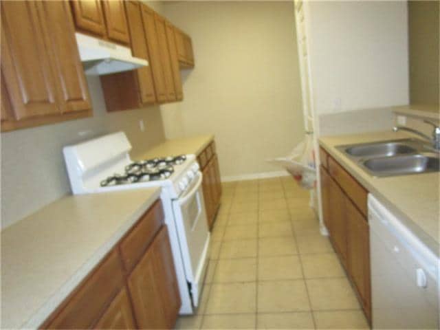 107 W Nazro St in Baytown, TX - Building Photo - Building Photo