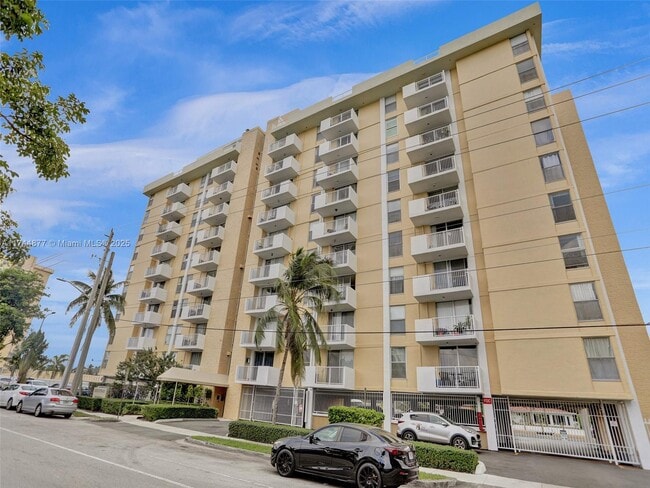 2020 NE 135th St in North Miami, FL - Foto de edificio - Building Photo