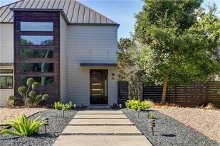 6 Sugar Creek Dr in West Lake Hills, TX - Building Photo