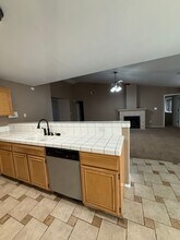 400 Gandola Dr in Bakersfield, CA - Building Photo - Building Photo