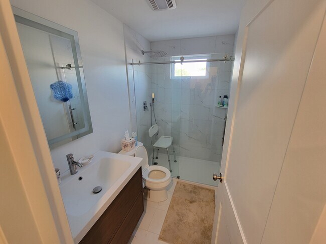 5707 N Central Ave, Unit 2nd floor in Chicago, IL - Foto de edificio - Building Photo