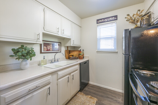 North Park Apartments in Albuquerque, NM - Building Photo - Interior Photo