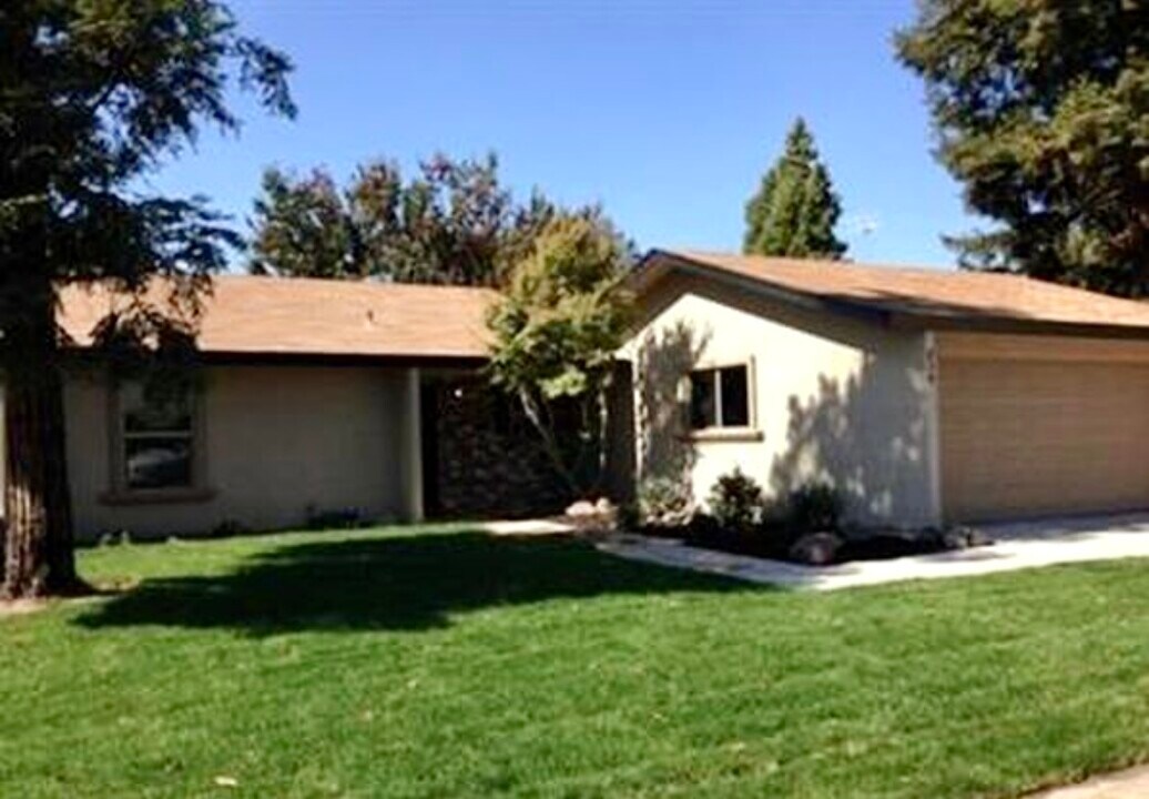 634 David Dr in Oakdale, CA - Building Photo