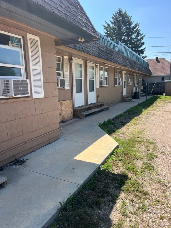 property at 625 W 7th St