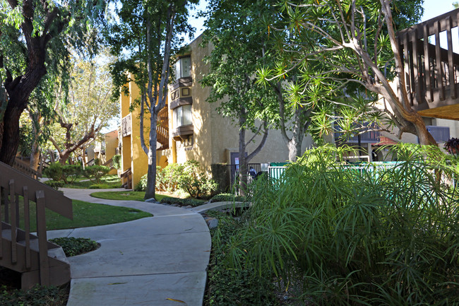 Huntington Meadows in Huntington Beach, CA - Foto de edificio - Building Photo