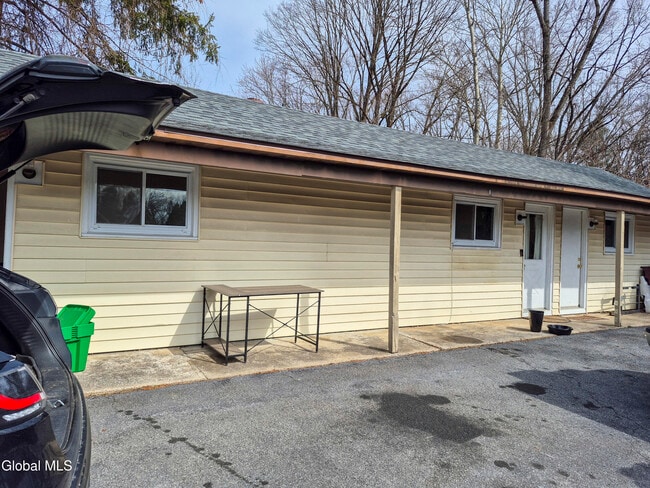 524 Maple Ave in Saratoga Springs, NY - Building Photo - Building Photo