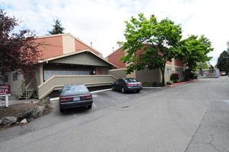 Willow Lake Apartments in Seatac, WA - Building Photo - Building Photo