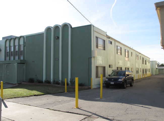 Roscoe Apartments in Panorama City, CA - Foto de edificio - Building Photo