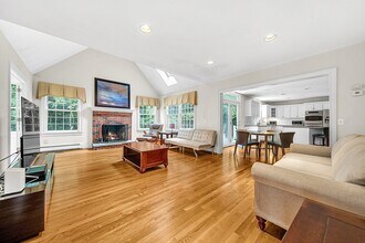 51 Bogle St in Weston, MA - Building Photo - Building Photo